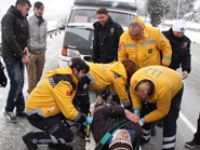 Buzdan kayan araç Polise çarpttı