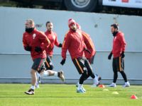 Cim bom gözünü kupaya dikti