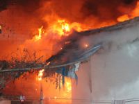 Evi yandı o ağlayarak izledi