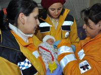 Bebeğini soğuk havada ölüme terk etti