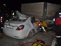 Araç Tırın altına girdi