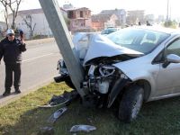 Otomobil Aydınlatma Direğine Çarptı: 4 Yaralı