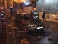 Yol kapatıp araç yaktılar