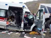 AMBULANS YOL SÜPÜRME ARACINA ÇARPTI: 1 ÖLÜ, 3 YARALI