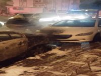 İki araç birbirine girdi