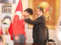 Sarıcaoğlu'ndan Türkiye üçüncüsü sporcuya ödül