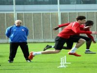 SAMSUNSPORLU FUTBOLCULAR GALİBİYETE KİTLENDİ