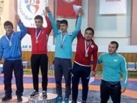 YAKAKENTLİ GÜREŞÇİLER MADALYALARLA DÖNÜYOR