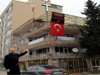 SAMSUN'DA KİLİSE PASTÖRÜ, TERÖRÜ TÜRK BAYRAĞI VE PANKARTLA LANETLEDİ