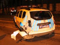 Alkollü sürücü polis aracına çarptı