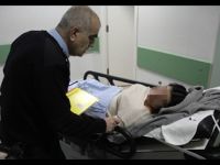 Kendini bıçaklayan genç kız hastanelik oldu