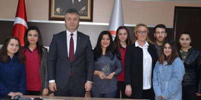 Ses ve skeç yarışmasında dereceye giren öğrencilerden Barkan'a ziyaret