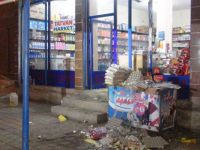 Markete patlayıcı attılar