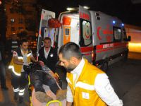 Kafasında şişe kırdı