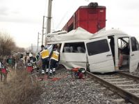 Yük treni öğrenci servisine çarptı