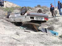 Araba şarampole yuvarlandı: 1 ölü,1 yaralı