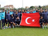 Adana Demirspor antremanında Türk bayrağı açıldı