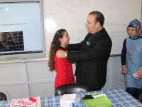 Suriyeli kıza Başkandan doğum günü süprizi