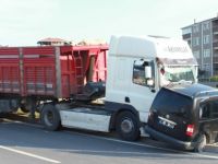 TIR İLE KAMYONET ÇARPIŞTI: 1 YARALI