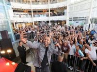 İRANLI ŞARKICI ARASH LABAF, HAYRANLARIYLA BULUŞTU