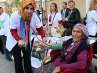 Tansiyon ölçtürene battaniye hediye