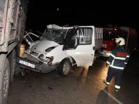 KAMYONET PARK HALİNDEKİ TIR'A ÇARPTI: 8 YARALI