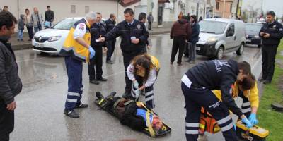 Karşıya geçmeye çalışan yaya araba çarptı