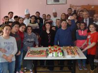Engelli çocuklar pasta süsledi