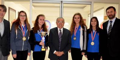 Şampiyon kızlar madalyalarını kaymakam ile paylaştılar