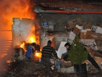 Hurda dolu ev alev aldı