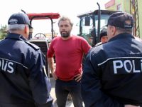 Traktörlerle valiliğe giden köylüye polis engeli