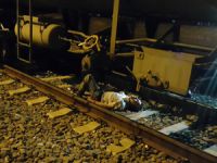 Trenin altında kalan adam ağır yaralandı