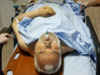 Merdivenden düşen yaşlı adam ağır yaralandı