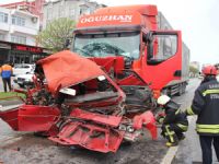 Otomobil iki tırın arasında preslendi