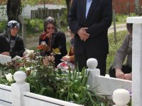 ŞEHİT POLİS MEMURU RAMAZAN ARSLAN KABRİ BAŞINDA DUALARLA ANILDI