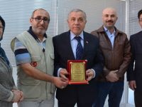 Bafra İHH’dan Bafra Kaymakamına Teşekkür Plaketi