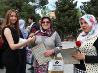 Ülkücü bayanlar gül dağıttı