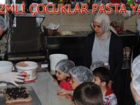 Otizmli çocuklara pasta yapımı etkinliği