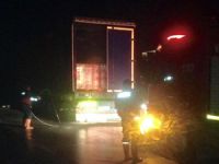 Boya yüklü tır yandı