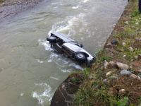 Kamyonet dereye uçtu