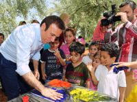 Genç kimsesiz çocukları sevindirdi