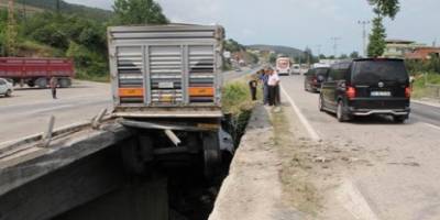 Tır Köprüde Asılı Kaldı 1:Yaralı