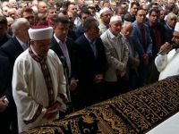 Babasının cenaze namazını oğlu Ahmet Yeni kıldırdı
