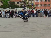 Motor tutkunu gençlerden motor şov