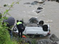 Yoldan çıkan otomobil dereye uçtu
