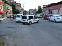 Tartıştığı polisi metrelerce sürükledi