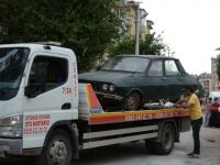 Bafra'da terk edilen otomobil otoparka çekildi