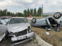 İki otomobil çarpıştı : 3 yaralı