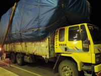 Saman yüklü kamyon otoyolu karıştırdı