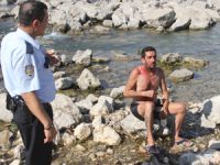 Kendini jiletle doğradı